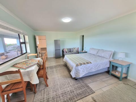 Bed, Dining area, Bedroom