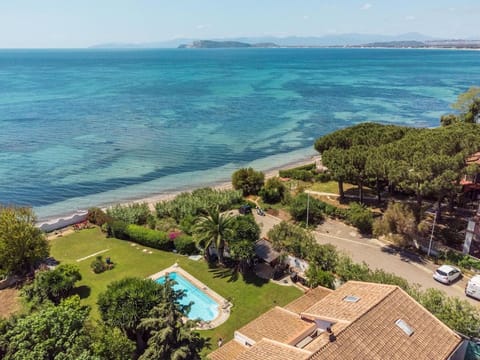 Beachfront- Private pool and design Apartment in Quartu Sant'Elena