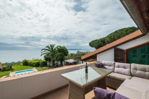 Beachfront- Private pool and design Apartment in Quartu Sant'Elena