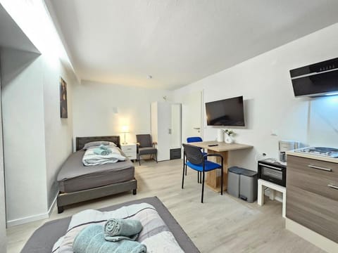 Bed, TV and multimedia, Kitchen or kitchenette, Photo of the whole room, Seating area, Dining area, Bedroom