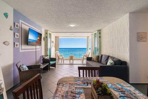 Communal lounge/ TV room, TV and multimedia, View (from property/room), Living room, Seating area, Dining area, Sea view
