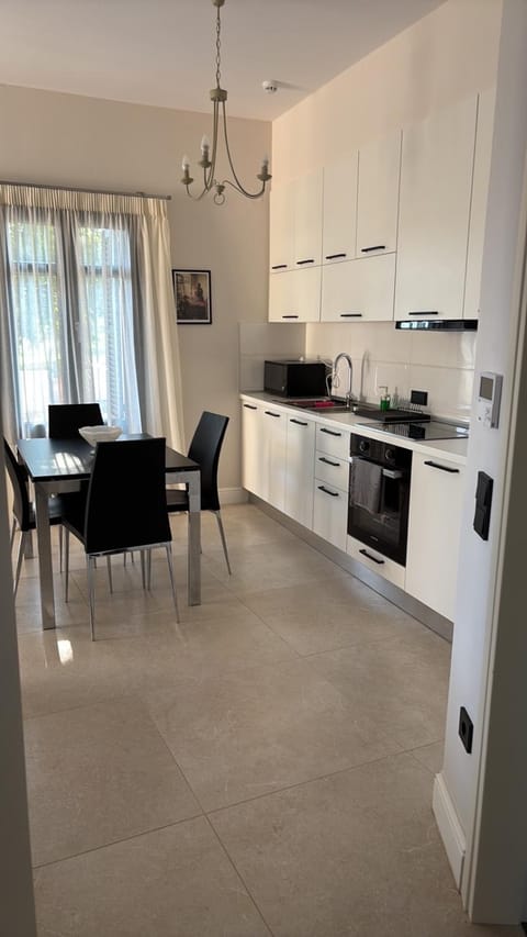 Kitchen or kitchenette, Dining area, minibar, oven, stove, toaster