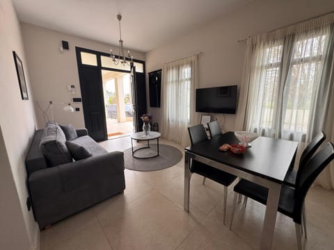 TV and multimedia, Living room, Seating area, Dining area, Evening entertainment