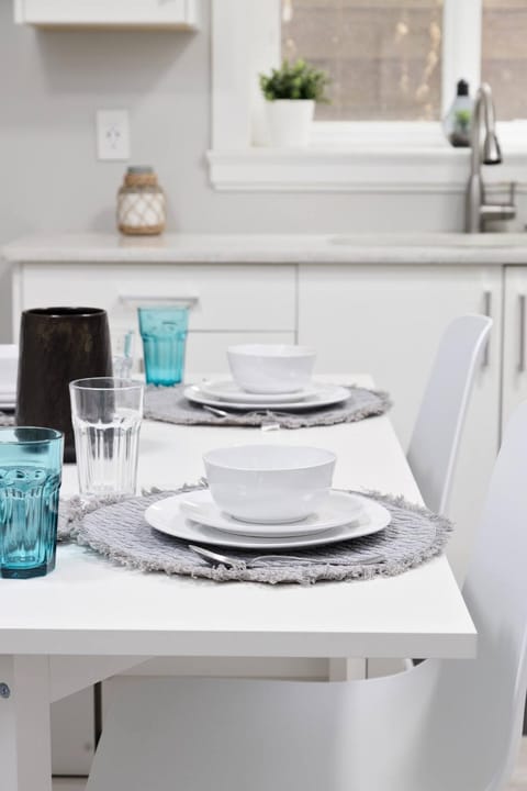 Cosy 2-Bed Basement Suite in Quiet Neighbourhood House in Surrey