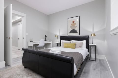 Cosy 2-Bed Basement Suite in Quiet Neighbourhood House in Surrey