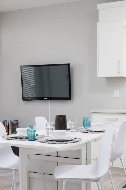 Cosy 2-Bed Basement Suite in Quiet Neighbourhood House in Surrey