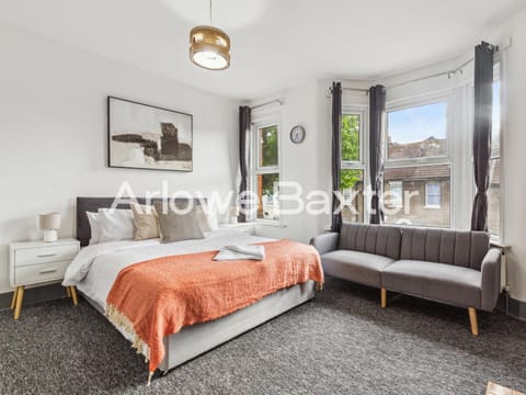 Bed, Photo of the whole room, Seating area, Bedroom