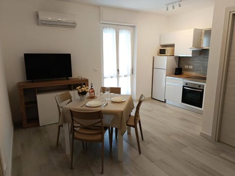 Kitchen or kitchenette, Dining area, stove