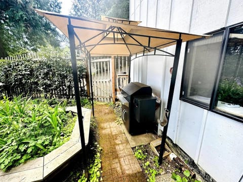 Waterfront Escape - Dock, Hot Tub, Theater House in Allyn-Grapeview