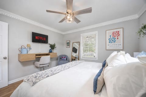 Bed, TV and multimedia, Seating area, Bedroom