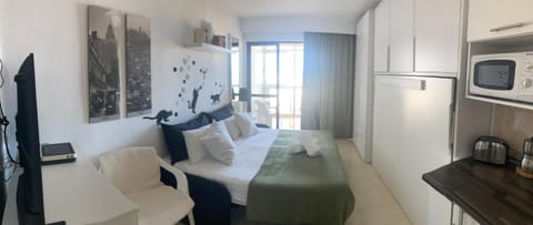 Bed, TV and multimedia, Kitchen or kitchenette, Living room, Photo of the whole room, Seating area, Dining area, Bedroom, minibar