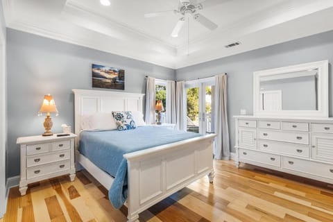 Luxury Beachside Haven with Pool and Elevator House in Long Beach