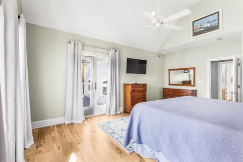 Luxury Beachside Haven with Pool and Elevator House in Long Beach