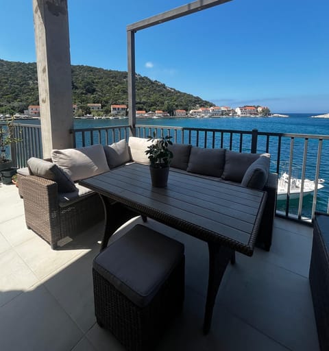 Natural landscape, View (from property/room), Balcony/Terrace, Seating area, Sea view