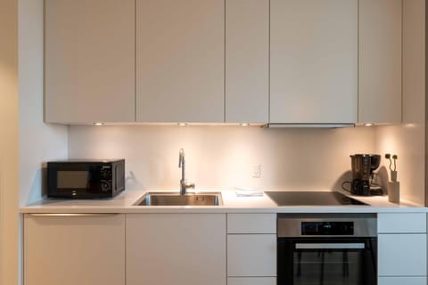 Coffee/tea facilities, Kitchen or kitchenette, microwave, oven, stove