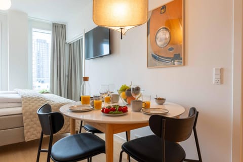 Bed, TV and multimedia, Dining area