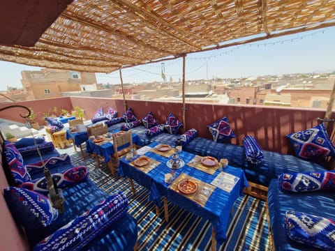 Restaurant/places to eat, Day, View (from property/room), Balcony/Terrace, Living room, Banquet/Function facilities, Seating area, Dining area, Food