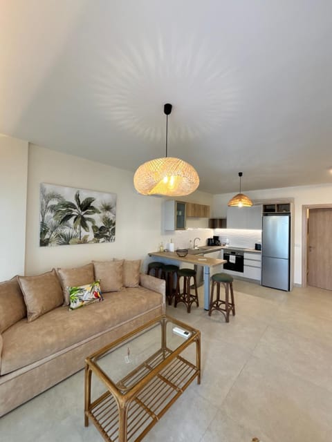 Living room, Dining area, oven