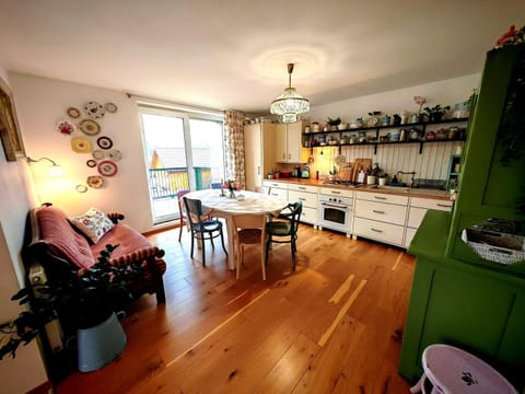 Kitchen or kitchenette, Seating area, Dining area, oven, stove