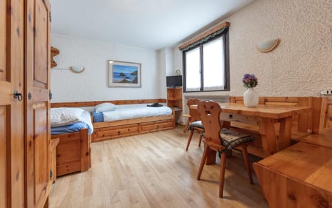 Bed, Living room, Seating area, Dining area