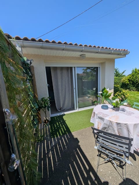 Patio, Day, Garden, Dining area, Garden view