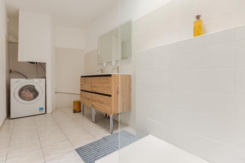 Bathroom, washing machine