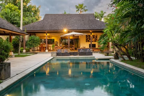 Property building, Garden, Garden view, Pool view, Swimming pool, sunbed