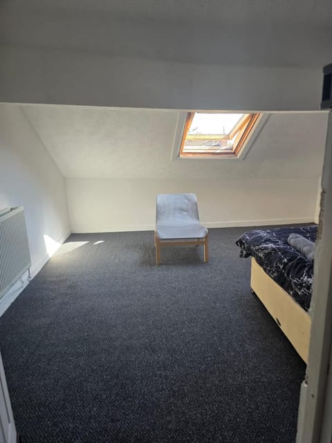 Simple Room Hostel style central Swansea Bed and Breakfast in Swansea