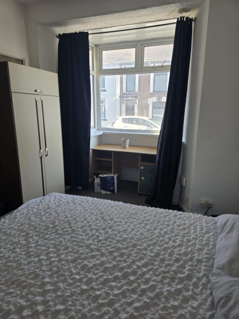 Simple Room Hostel style central Swansea Bed and Breakfast in Swansea