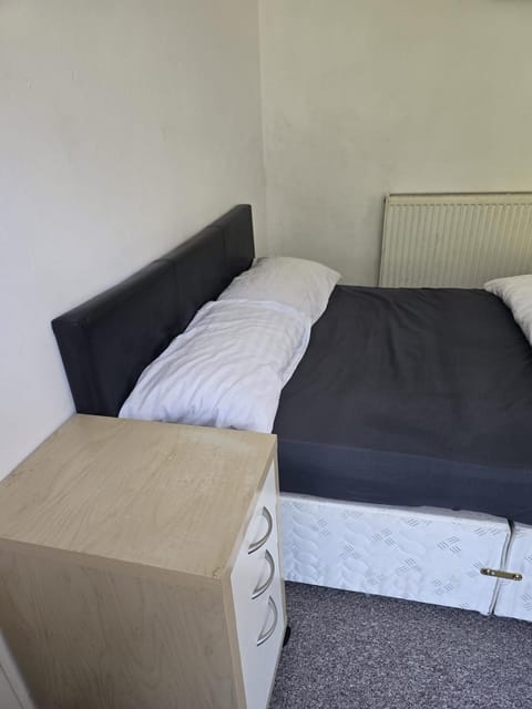 Simple Room Hostel style central Swansea Bed and Breakfast in Swansea