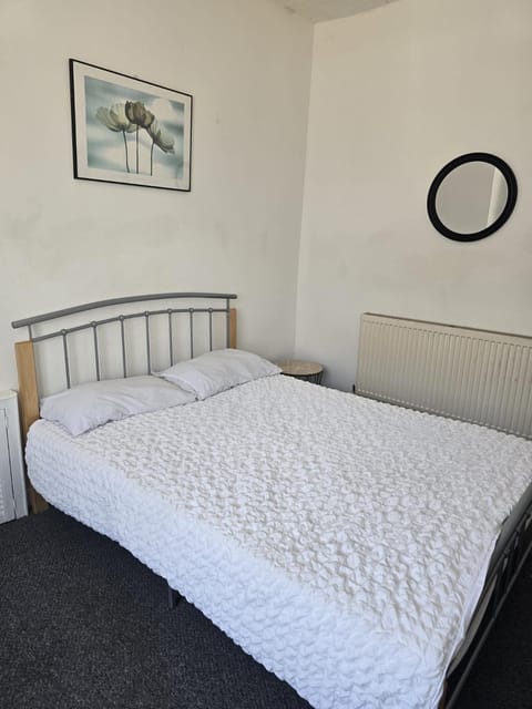 Simple Room Hostel style central Swansea Bed and Breakfast in Swansea