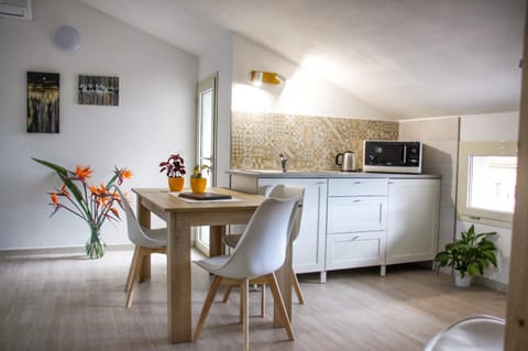 Kitchen or kitchenette, Dining area