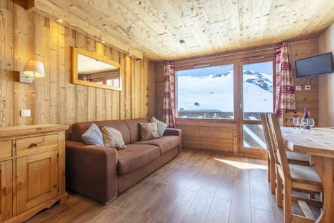 Natural landscape, TV and multimedia, Living room, Seating area, Dining area