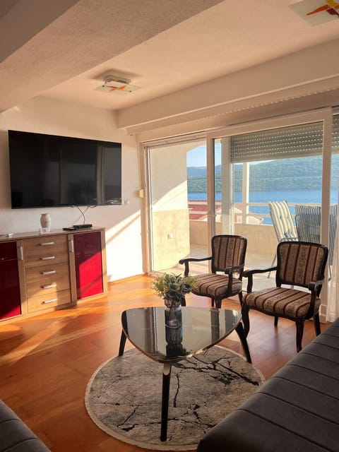 TV and multimedia, View (from property/room), Balcony/Terrace, Living room, Seating area, Sea view