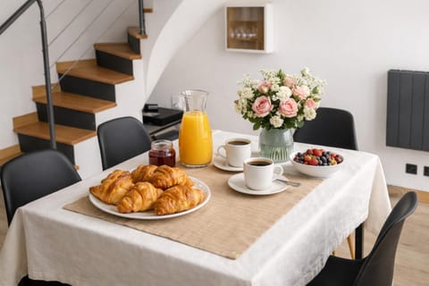 Food and drinks, Dining area, Food, Breakfast