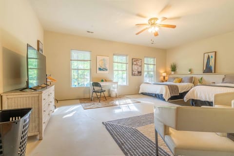 Bed, TV and multimedia, Seating area, Bedroom