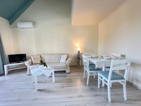 Living room, Dining area, air conditioner