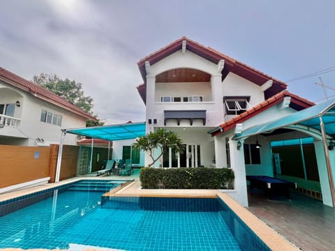 Property building, Pool view, Swimming pool, sunbed