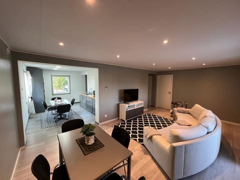 Communal lounge/ TV room, TV and multimedia, Living room, Seating area, Evening entertainment