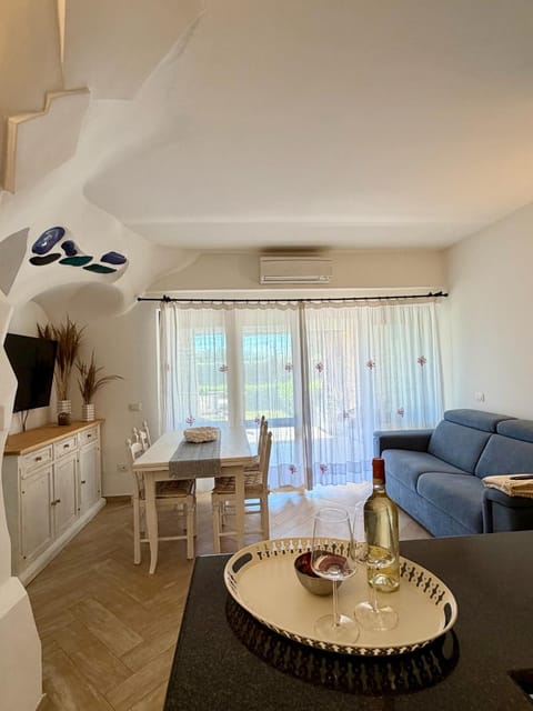 Day, Living room, Seating area, Breakfast