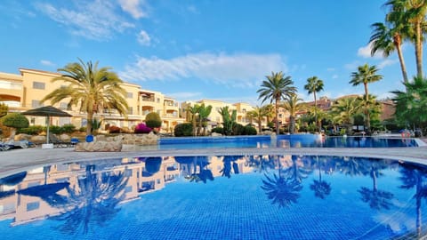 Property building, Day, Pool view, Swimming pool, sunbed