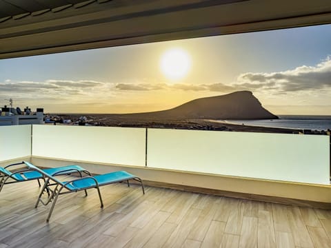 View (from property/room), Balcony/Terrace, Sea view, sunbed