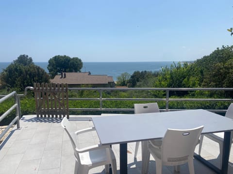 View (from property/room), Balcony/Terrace, Dining area, Sea view