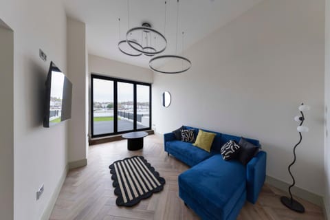 Communal lounge/ TV room, Living room, Seating area, Evening entertainment