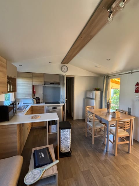 Kitchen or kitchenette, pet friendly, stove