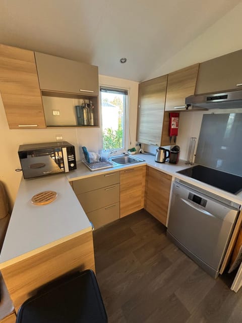 Coffee/tea facilities, Kitchen or kitchenette, dishwasher, stove