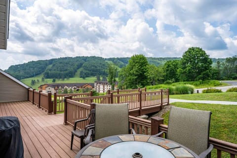 Updated townhome - Walk to Holiday Valley House in Ellicottville