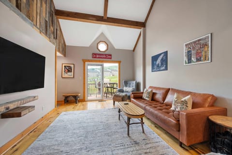 Updated townhome - Walk to Holiday Valley House in Ellicottville