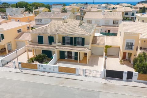 Property building, Neighbourhood, Bird's eye view, Sea view, Street view, Location