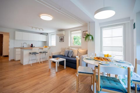 Kitchen or kitchenette, Living room, Seating area, Dining area